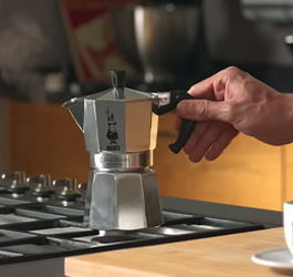 Как да приготвите перфектно кафе с класическата кафеварка Moka Bialetti